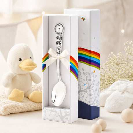 Geburtslöffel 925 Silber mit Entenküken-Motiv — Lifestyle-Setting, liebevolles Geschenk zur Geburt