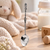 Geburtslöffel 925 Silber Küken geschwärzt — Lifestyle-Setting, kleines Geschenk zur Geburt von Paten und Großeltern