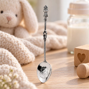 Geburtslöffel 925 Silber Küken geschwärzt — Lifestyle-Setting, kleines Geschenk zur Geburt von Paten und Großeltern