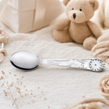 Geburtslöffel 925 Silber mit Engel-Motiv und Geburtsdaten-Gravur — Lifestyle-Setting, Geschenk zur Geburt