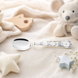 Geburtslöffel 925 Silber mit Maus-Motiv und Geburtsdaten-Gravur — Lifestyle-Setting, Geschenk zur Geburt