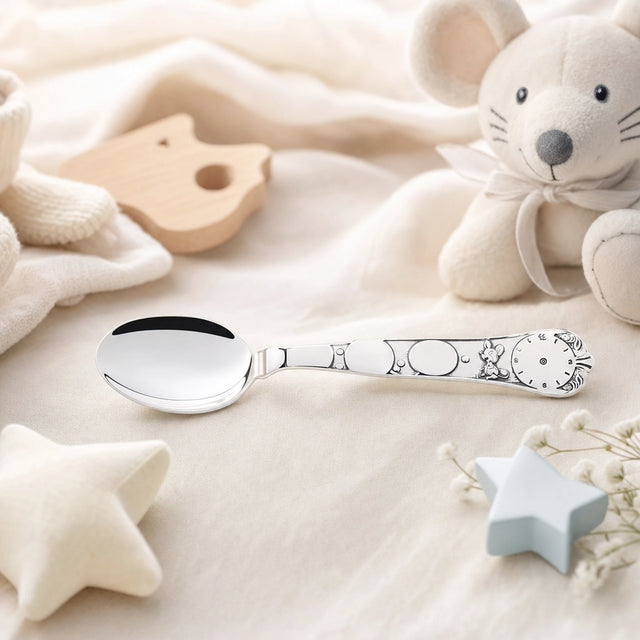 Geburtslöffel 925 Silber mit Maus-Motiv und Geburtsdaten-Gravur — Lifestyle-Setting, Geschenk zur Geburt