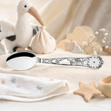 Geburtslöffel 925 Silber mit Storch-Motiv — Lifestyle-Setting, liebevolles Geschenk zur Geburt