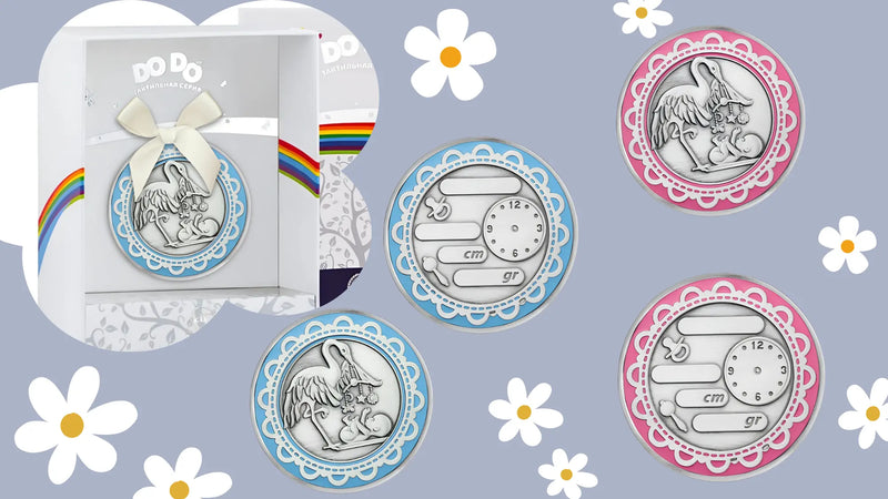 Geburtstaler aus 925er Silber mit Emaille in Rosa und Blau, verziert mit Storchmotiv und Gravurfeldern für Geburtsdaten – präsentiert in Geschenkbox mit Schleife.