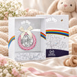 Geburtstaler 925 Silber mit Storch-Relief und rosa Emaille in der Geschenkbox — Lifestyle-Setting, Geschenk zur Geburt und Taufe