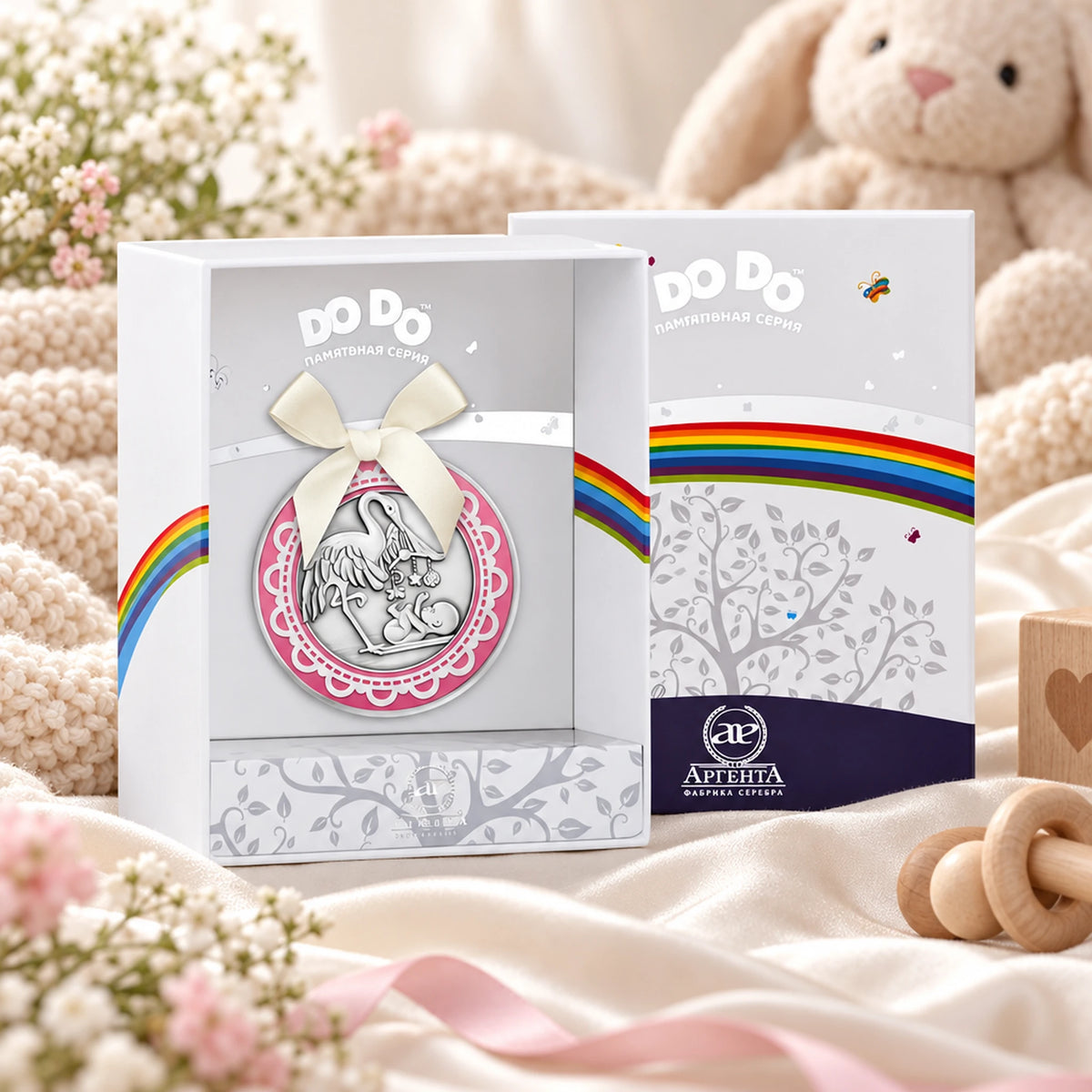 Geburtstaler 925 Silber mit Storch-Relief und rosa Emaille in der Geschenkbox — Lifestyle-Setting, Geschenk zur Geburt und Taufe