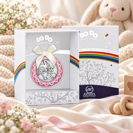 Geburtstaler 925 Silber mit Storch-Relief und rosa Emaille in der Geschenkbox — Lifestyle-Setting, Geschenk zur Geburt und Taufe