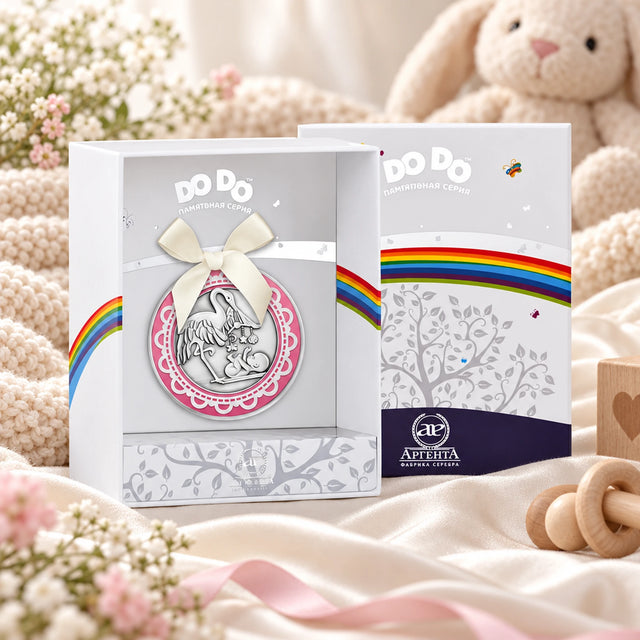 Geburtstaler 925 Silber mit Storch-Relief und rosa Emaille in der Geschenkbox — Lifestyle-Setting, Geschenk zur Geburt und Taufe