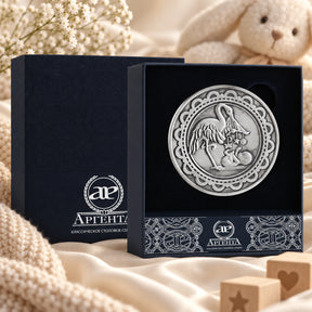 Geburtstaler 925 Silber mit Storch-Relief, geschwärzt in der Geschenkkassette — Lifestyle-Setting, Geschenk zur Geburt und Taufe