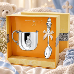 Geschenkset 925 Silber Junge – Kinderbecher & Kinderlöffel in der Original-Geschenkbox — Lifestyle-Aufnahme auf cremefarbenem Satin mit Plüschtier und Schleierkraut, Geschenk zur Geburt