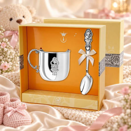 Geschenkset 925 Silber Mädchen – Kinderbecher & Kinderlöffel in der Original-Geschenkbox — Lifestyle-Aufnahme auf cremefarbenem Satin mit Plüschtier und Schleierkraut, Geschenk zur Geburt