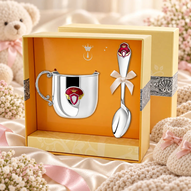 Geschenkset 925 Silber Prinzessin – Kinderbecher & Löffel in der Original-Geschenkbox — Lifestyle-Aufnahme auf cremefarbenem Satin mit Plüschtier und Schleierkraut, Geschenk zur Geburt