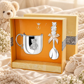 Geschenkset 925 Silber Mischka Pur in der Original-Geschenkbox — Lifestyle-Aufnahme mit Becher und Löffel, beide mit Bärenmotiv, Geschenk zur Taufe