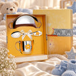 Geschenkset Sterne Junge 925 Silber 3-tlg — Tasse, Löffel, Teller in der Original-Geschenkbox — Lifestyle-Aufnahme auf cremefarbenem Satin mit Plüschtier und Schleierkraut, Geschenk zur Geburt