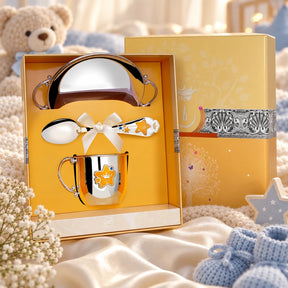 Geschenkset Sterne Junge 925 Silber 3-tlg — Tasse, Löffel, Teller in der Original-Geschenkbox — Lifestyle-Aufnahme auf cremefarbenem Satin mit Plüschtier und Schleierkraut, Geschenk zur Geburt