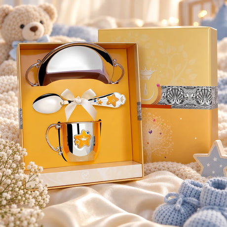Geschenkset Sterne Junge 925 Silber 3-tlg — Tasse, Löffel, Teller in der Original-Geschenkbox — Lifestyle-Aufnahme auf cremefarbenem Satin mit Plüschtier und Schleierkraut, Geschenk zur Geburt
