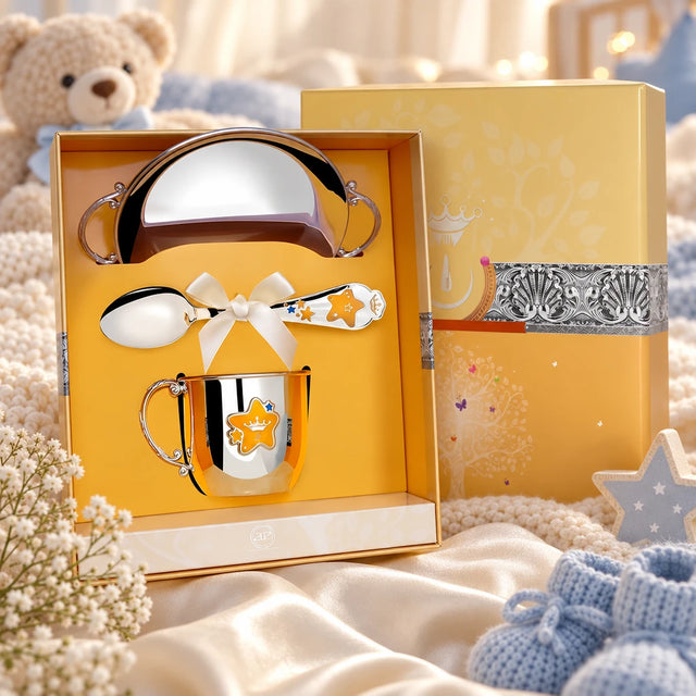 Geschenkset Sterne Junge 925 Silber 3-tlg — Tasse, Löffel, Teller in der Original-Geschenkbox — Lifestyle-Aufnahme auf cremefarbenem Satin mit Plüschtier und Schleierkraut, Geschenk zur Geburt