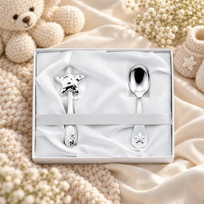 Geschenkset Zaramella 925 Silber Stern mit Babylöffel und Stielrassel in der Geschenkbox, auf hellem Satin