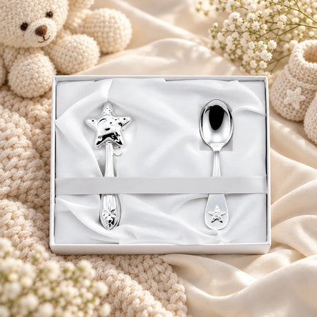 Geschenkset Zaramella 925 Silber Stern mit Babylöffel und Stielrassel in der Geschenkbox, auf hellem Satin