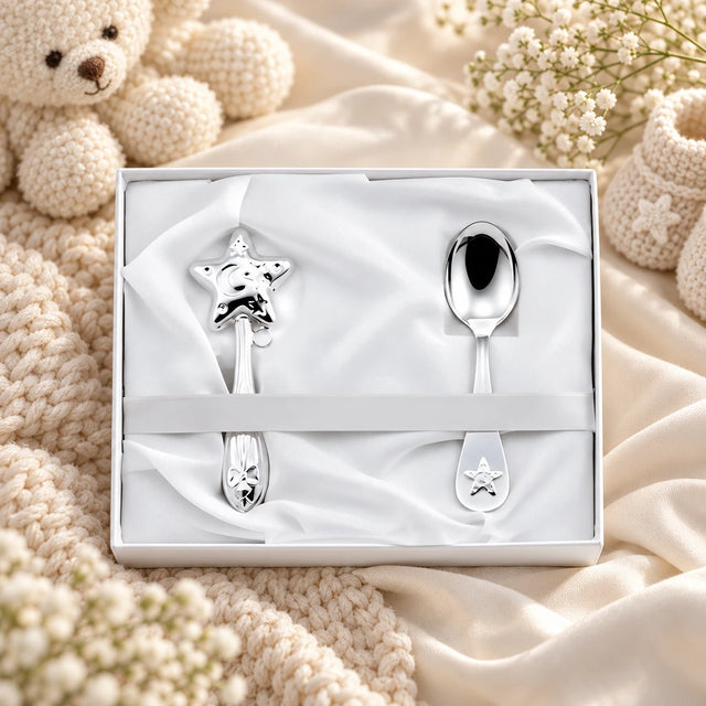 Geschenkset Zaramella 925 Silber Stern mit Babylöffel und Stielrassel in der Geschenkbox, auf hellem Satin