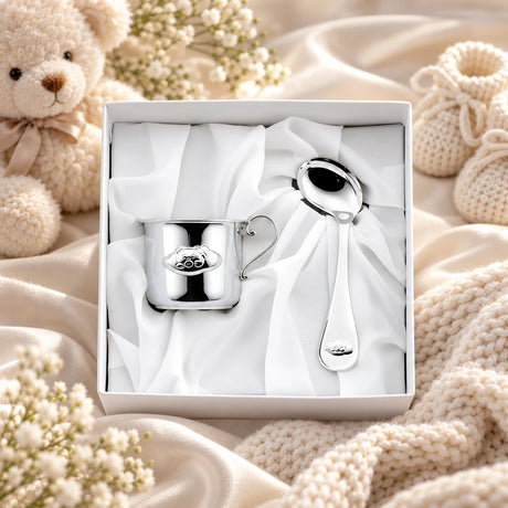 Geschenkset 925 Silber Wolken-Teddy, Becher und Löffel — Lifestyle-Setting, Geschenk zur Geburt