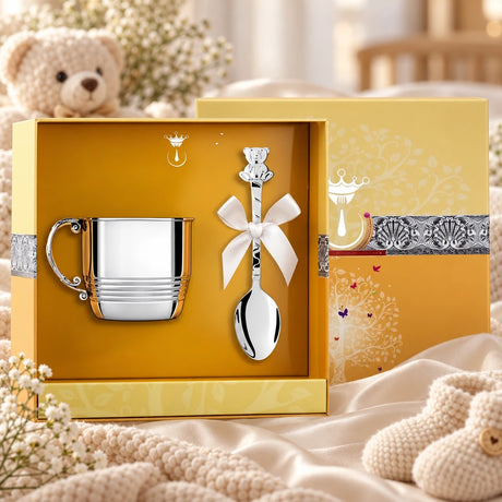 Geschenkset für Babys 925 Silber Teddybär in der Original-Geschenkbox — Lifestyle-Aufnahme auf cremefarbenem Satin mit Plüschtier und Schleierkraut, Geschenk zur Geburt