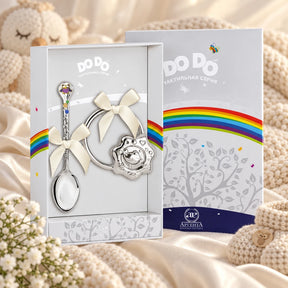 Geschenkset DoDo 925 Silber — Eulchen-Löffel & Vogel-Rassel in der Original-Geschenkbox — Lifestyle-Aufnahme auf cremefarbenem Satin mit Plüschtier und Schleierkraut, Geschenk zur Geburt
