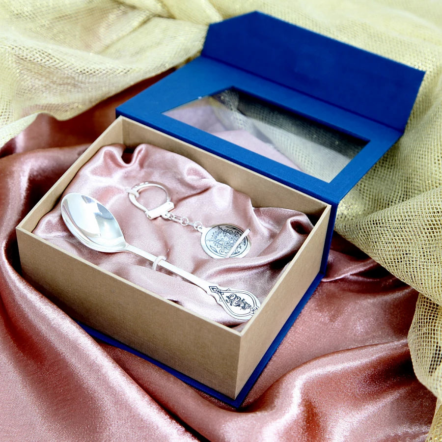 Geschenkset Drache 925 Silber Niello Lifestyle — Etui mit Set in puderfarbenem Atlas-Bett, drapiert auf rosa Stoff, dekorativer Geschenkmoment für besondere Anlässe