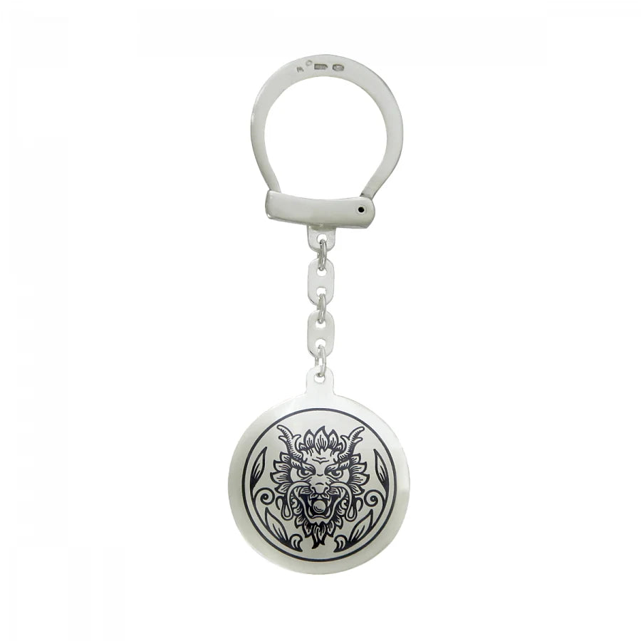 Schlüsselanhänger Drache 925 Silber Niello — rundes Medaillon mit stilisiertem Drachenkopf in Niello-Einlage (wie Tinte in Silber), klassischer Schlüsselring mit Silberkette, Talisman für Weisheit, Wohlstand und Erfolg