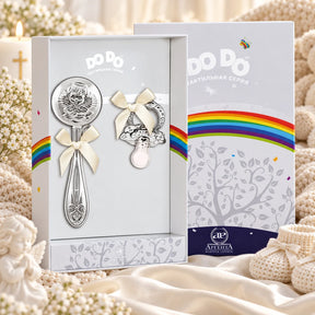 Geschenkset für Babys mit Babyrassel Engel in der Original-Geschenkbox — Lifestyle-Aufnahme auf cremefarbenem Satin mit Plüschtier und Schleierkraut, Geschenk zur Geburt
