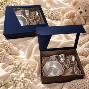 Geschenkset für Kleinkinder 4-teilig 925 Silber in der Original-Geschenkbox — Lifestyle-Aufnahme auf cremefarbenem Satin mit Plüschtier und Schleierkraut, Geschenk zur Geburt