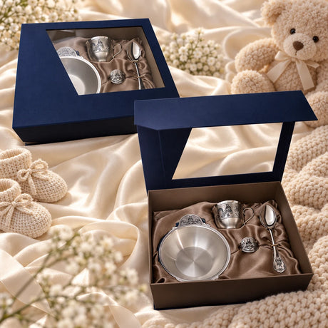 Geschenkset für Kleinkinder 4-teilig 925 Silber in der Original-Geschenkbox — Lifestyle-Aufnahme auf cremefarbenem Satin mit Plüschtier und Schleierkraut, Geschenk zur Geburt