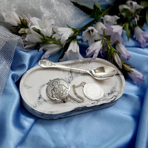 Geschenkset Hilfe des Heilers 925 Silber im offenen Etui — Wasser-Anhänger und Teelöffel auf hellblauem Stoff dekoriert mit weißen Frühlingsblumen, Lifestyle-Ansicht des spirituellen Geschenks von SevChern