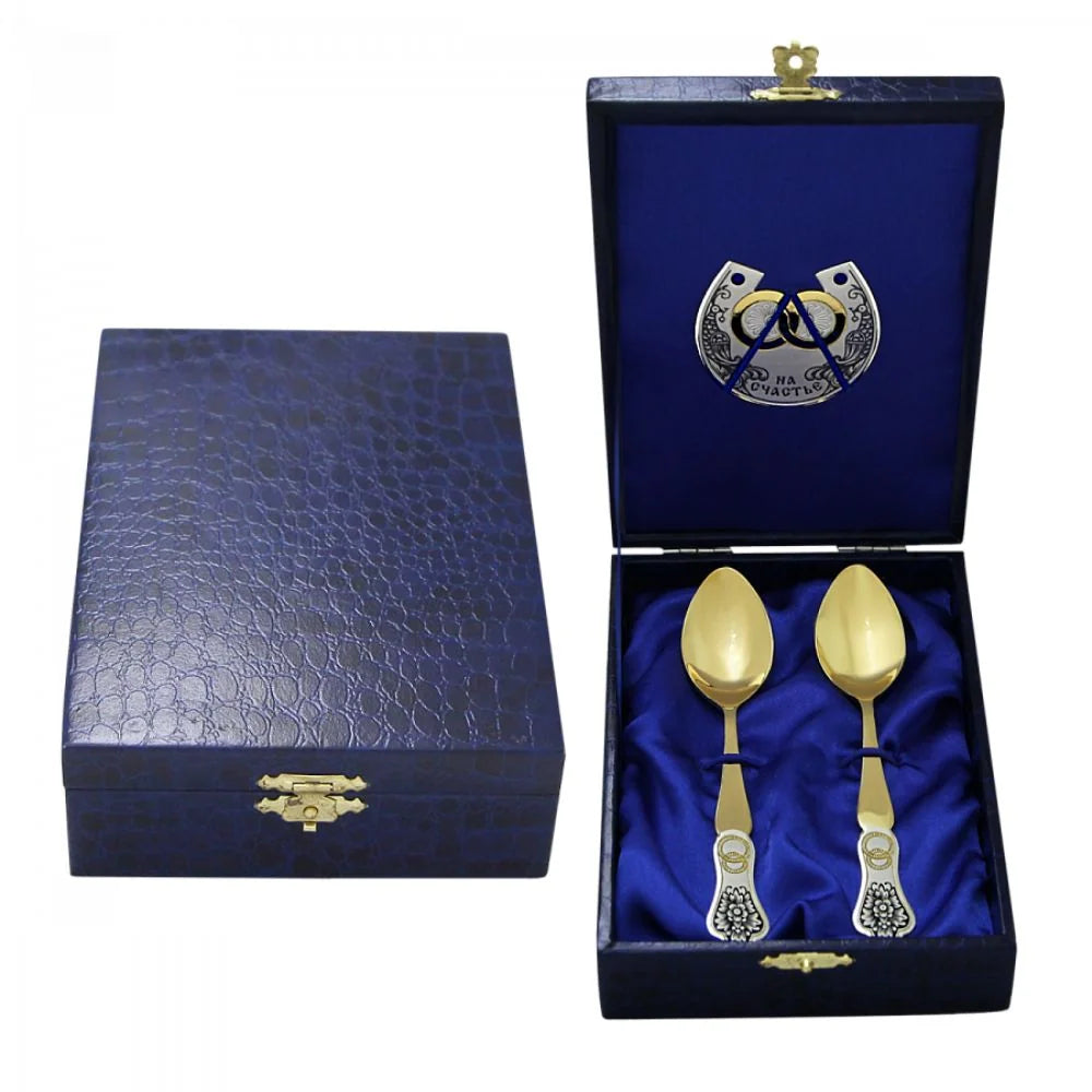 Hochzeits-Geschenkset 925 Silber vergoldet 3-teilig — zwei Goldlöffel und Hufeisen-Plakette in blauer Geschenkbox