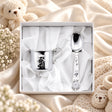 Geschenkset Zaramella 925 Silber Knopf-Teddy mit Becher und Geburtslöffel in der Original-Geschenkbox — Lifestyle-Aufnahme, Geschenk zur Geburt