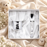 Geschenkset Zaramella 925 Silber Knopf-Teddy mit Becher und Geburtslöffel in der Original-Geschenkbox — Lifestyle-Aufnahme, Geschenk zur Geburt