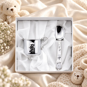 Geschenkset Zaramella 925 Silber Knopf-Teddy mit Becher und Geburtslöffel in der Original-Geschenkbox — Lifestyle-Aufnahme, Geschenk zur Geburt