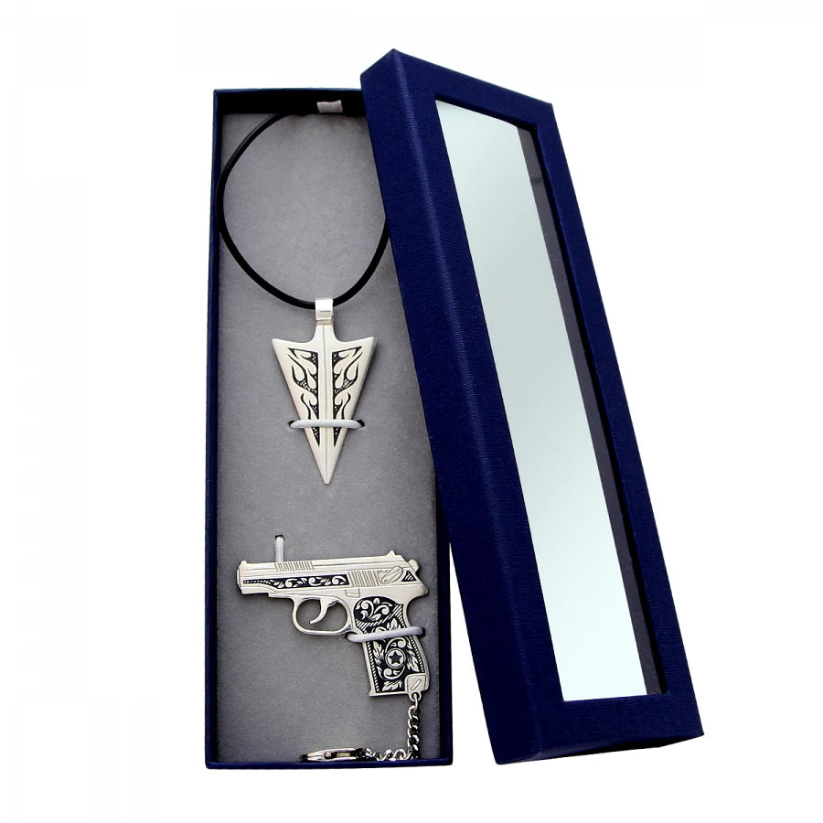 Geschenkset Starker Charakter 925 Silber Niello im Etui — Pistolen-Schlüsselanhänger und Pfeilspitze-Halsanhänger an Lederkette in Marineblau-Etui mit echter Niello-Einlage von SevChern