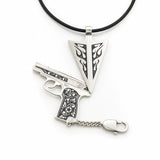 Geschenkset 925 Silber Niello — Pistolen-Anhänger und Pfeilspitze auf Marmorschale mit Pampasgras, Lifestyle