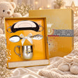 Geschenkset Sterne-Gold 925 Silber 3-tlg — Tasse, Löffel & Teller in der Original-Geschenkbox — Lifestyle-Aufnahme auf cremefarbenem Satin mit Plüschtier und Schleierkraut, Geschenk zur Geburt
