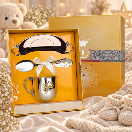 Geschenkset Sterne-Gold 925 Silber 3-tlg — Tasse, Löffel & Teller in der Original-Geschenkbox — Lifestyle-Aufnahme auf cremefarbenem Satin mit Plüschtier und Schleierkraut, Geschenk zur Geburt