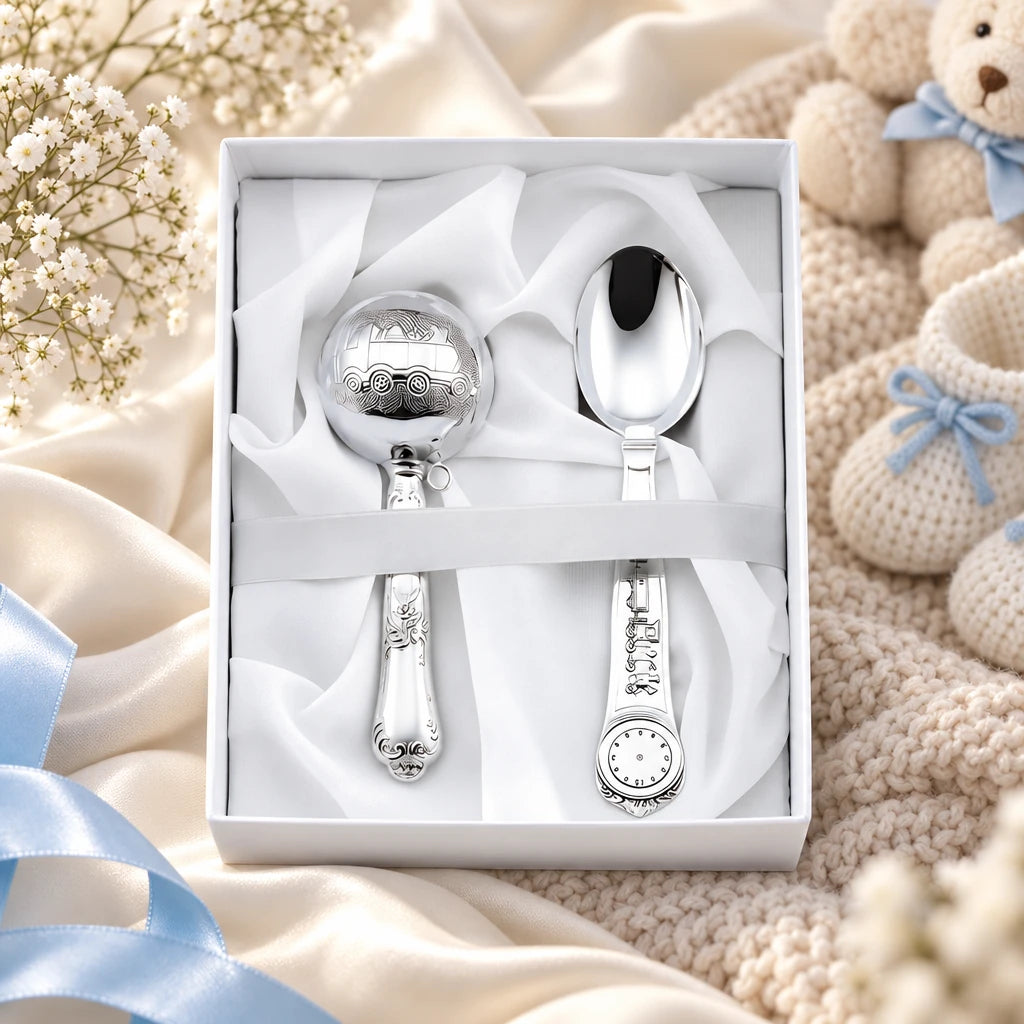 Geschenkset Babyrassel & Tauflöffel 925 Silber Zug in der Original-Geschenkbox — Lifestyle-Aufnahme auf cremefarbenem Satin mit Plüschtier und Schleierkraut, Geschenk zur Geburt
