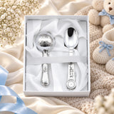 Geschenkset Babyrassel & Tauflöffel 925 Silber Zug in der Original-Geschenkbox — Lifestyle-Aufnahme auf cremefarbenem Satin mit Plüschtier und Schleierkraut, Geschenk zur Geburt