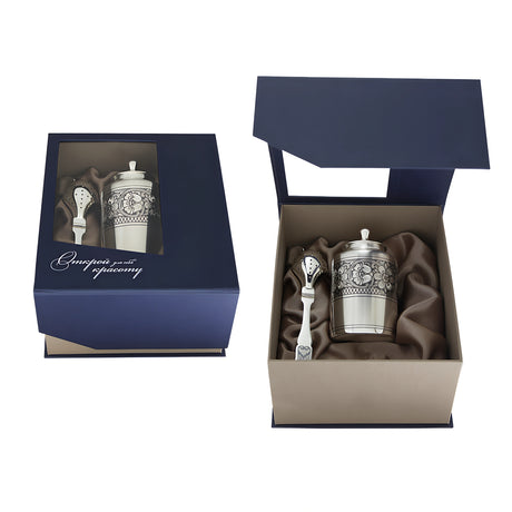 Geschenkset mit Teedose und Sieblöffel aus 925er Silber mit Niello-Verzierung in eleganter Geschenkbox.