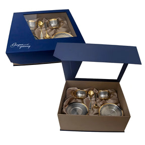 Teeservice-Set 925 Silber Niello — blaue Geschenkbox mit zwei Tassen, Untertassen, Löffeln und Teesieb auf Satin