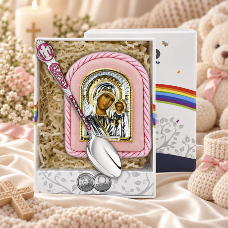 Geschenkset zur Taufe „Mutter von Kasan“ in Rosa in der Original-Geschenkbox — Lifestyle-Aufnahme auf cremefarbenem Satin mit Plüschtier und Schleierkraut, Geschenk zur Geburt