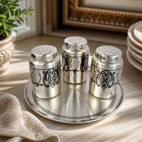 Gewürzestreuer Set 925 Silber mit Niello Dekor 3-teilig auf Tablett in eleganter Tischszene, hochwertiges Tafelsilber