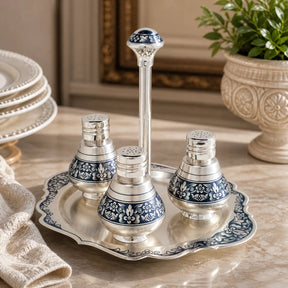 Gewürzestreuer Set 925 Silber mit Niello Dekor 4-teilig auf Tablett in eleganter Tischszene