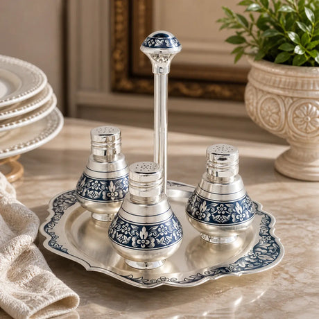 Gewürzestreuer Set 925 Silber mit Niello Dekor 4-teilig auf Tablett in eleganter Tischszene