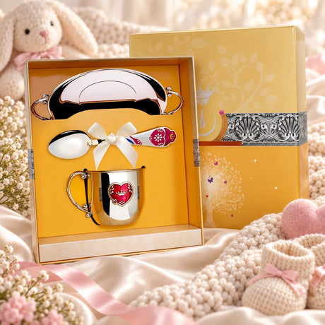 Geschenkset Herz 925 Silber 3-tlg — Tasse, Löffel & Teller rot in der Original-Geschenkbox — Lifestyle-Aufnahme auf cremefarbenem Satin mit Plüschtier und Schleierkraut, Geschenk zur Geburt
